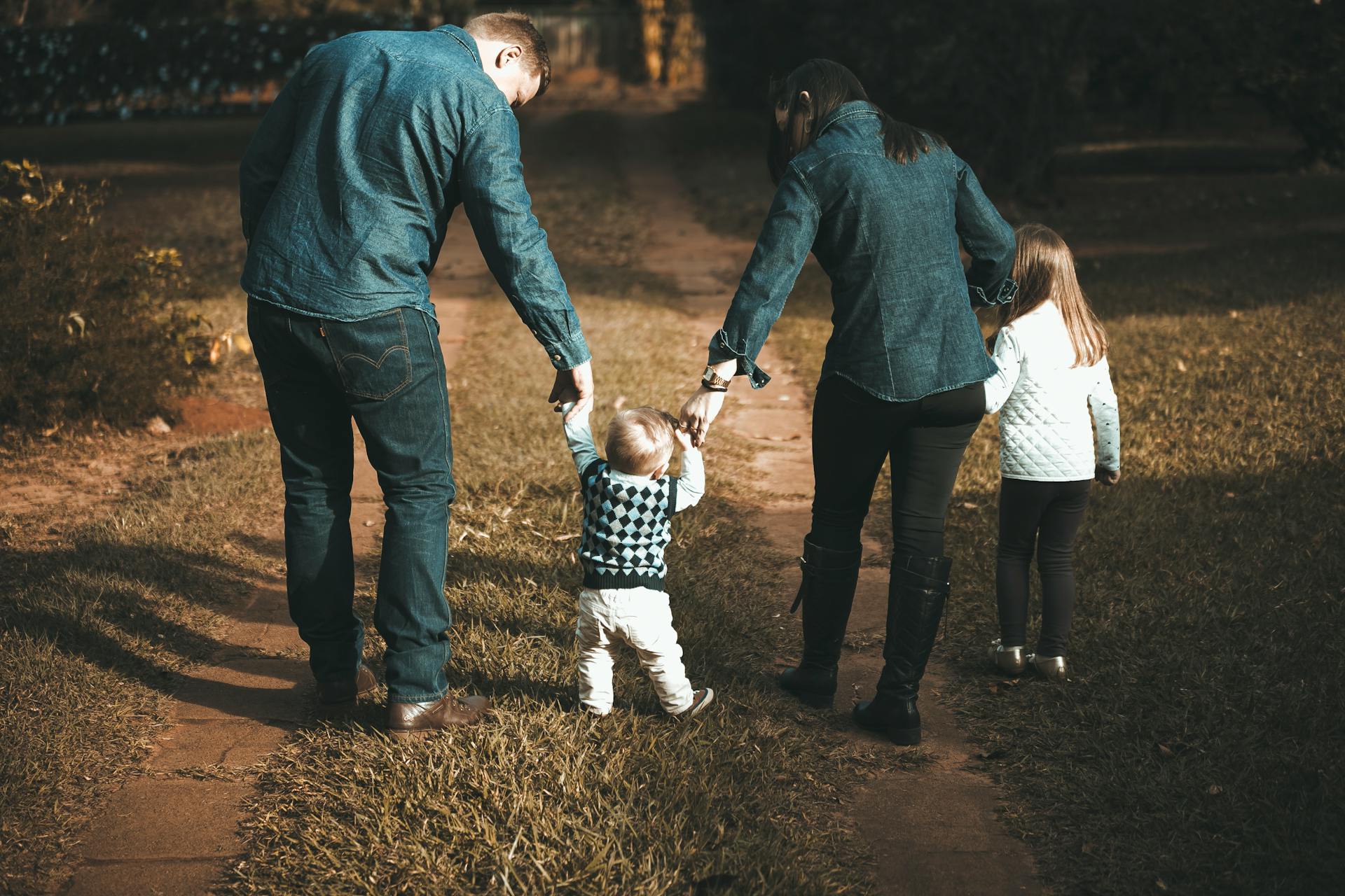 Familienspaziergang durch den Wald Mutter und Vater mit  kleinen Kindern