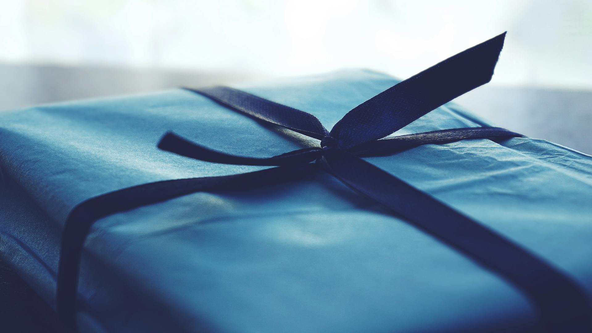 Geschenk mit Schleife