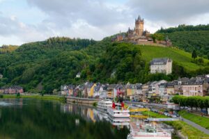kleines ruhiges Dorf am Ufer eines Flusses